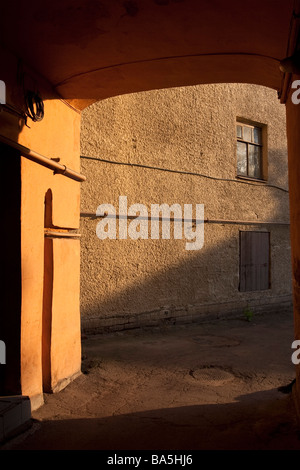 St. Petersburg alte Stadt Hof Torbogen am Sonnenuntergang. Stockfoto