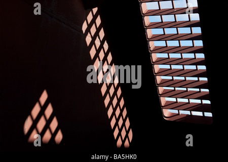 Sonnenlicht durch Metallgitter. Stockfoto