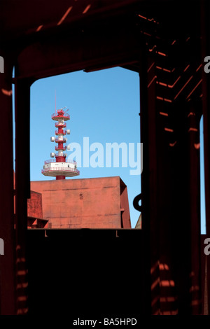 Blick auf zelluläre Antenns Turm durch riesige Metal-Elementen. Stockfoto