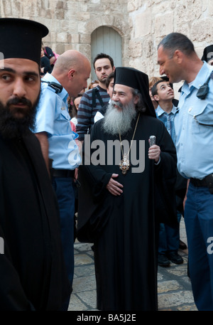 Israel Jerusalem alte Stadt Grabeskirche Esplansde israelische Polizei Treffen mit griechisch-orthodoxen Patriarchen Stockfoto