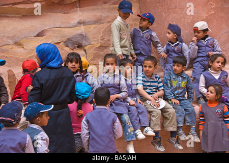 Schülerinnen und Schüler auf den Stufen des Finanzministeriums in Petra Stockfoto