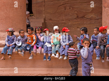 Schülerinnen und Schüler auf den Stufen des Finanzministeriums in Petra Stockfoto