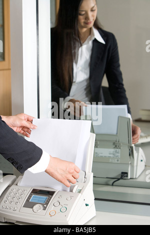 Geschäftsfrau mit Faxgerät Stockfoto