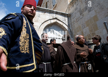 Christliche Geistliche pass 3. Station des Kreuzweges in der Via Dolorosa Straße während einer Karfreitagsprozession Ost-Jerusalem Israel Stockfoto