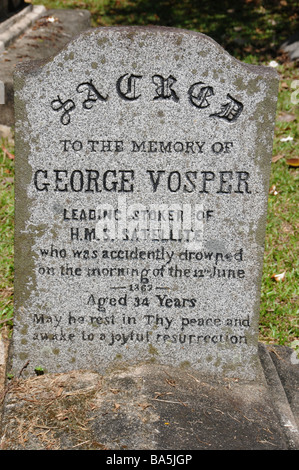 Gräber aus Stein in der stillgelegten protestantischen Friedhof, Georgetown, Penang. Stockfoto