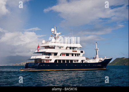 Superyacht "Großen Aron" im Gange aus St. Kitts mit Crew auf dem Vordeck aufräumen Linien arbeiten Stockfoto