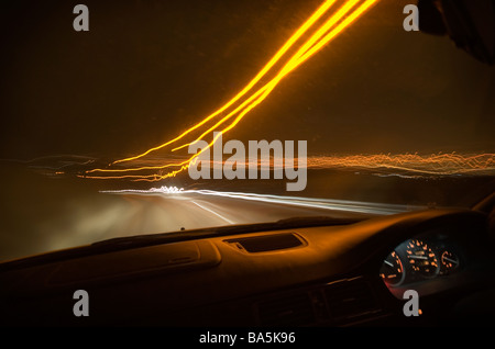 Blick vom Beifahrersitz eines Autos fahren bei Nacht Stockfoto