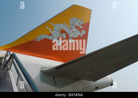 Heck des Airbus 320 Royal DRUKAIR Fluggesellschaft. Bhutan Fahne mit Bhutan Drachen. 90583 Bhutan-DrukAir Horizontal Stockfoto