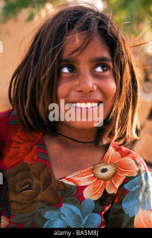 Young Smiling Indian Girl mit bunten Bright blumigen Kleid, Thar-Wüste, Staat Rajasthan, Indien. Stockfoto