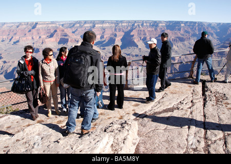 Touristen am Mather point am frühen Morgen ein beliebter Aussichtspunkt über den Grand Canyon South Rim National park, Arizona usa Stockfoto