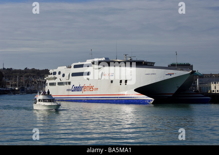 Condor Express Katamaran festgemacht an einem sonnigen Tag am Eingang zum Hafen von Weymouth in Dorset England UK Stockfoto