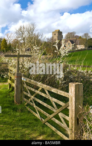 Thakeham Kirche und die umliegende Landschaft in West Sussex im Frühjahr zeigt eine Landschaft im ländlichen Raum Stockfoto