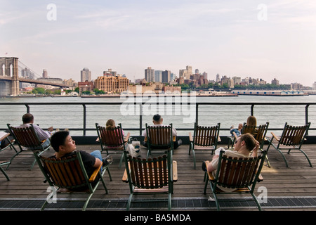 Touristen zum entspannen, beobachten die Nachbarschaft von Brooklin Manhattan New York Vereinigte Staaten von Amerika Stockfoto