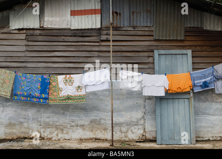 Wäsche hing zum Trocknen auf eine Linie außerhalb eines Holzhauses in Malacca, Malaysia Stockfoto