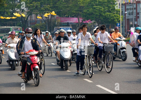 Vietnamesen Reiten Fahrräder und Motorräder in Ho-Chi-Minh-Stadt-Vietnam Stockfoto