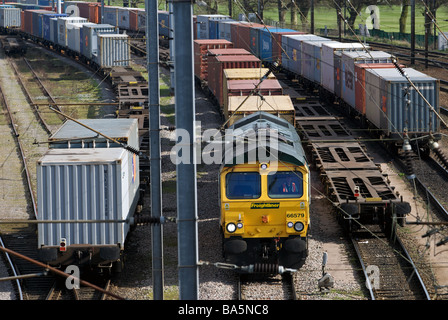 Güterzug auf dem Weg nach dem Hafen Felixstowe durchzieht der East Suffolk-Kreuzung bei Ipswich, UK. Stockfoto