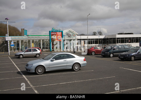 Burton in Kendal England UK März Autos geparkt in der Tankstelle auf der Autobahn M6 Stockfoto