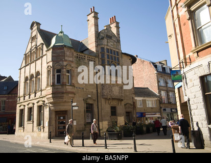 Hexham Northumberland England UK März Zweig der HSBC Bank und Lloyds TSB, untergebracht in einem historischen Gebäude am Vorderstraße Stockfoto