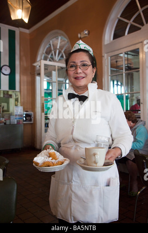 Kellnerin serviert Beignets im Cafe du Monde Stockfoto