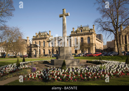 Hexham Northumberland England UK März War Memorial Abtei Gelände mit herrlichen Queen es Hall Stockfoto