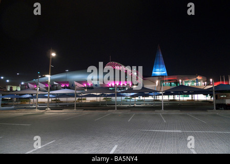 Shopping Center und Tower-Sportzentrum in der Nacht, Doha Qatar Nahost 90093 Doha-Katar Stockfoto