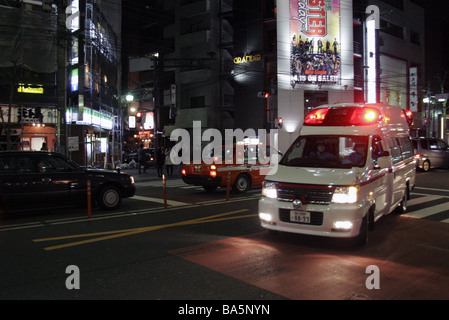 Krankenwagen, die Reaktion auf einen Notfall in Tokio in der Nacht Stockfoto