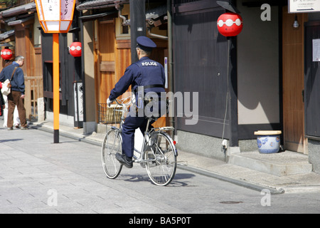 Japanische Polizei-Offizier mit dem Fahrrad in der Gion Bezirk von Kyoto Japan Stockfoto