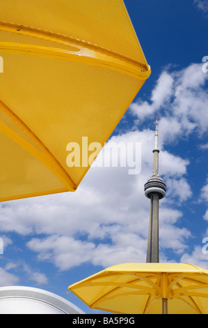 Zwei gelbe Metall Strand Sonnenschirme am städtischen Strand von hto-Park mit CN Tower und Rogers Centre skydome Stockfoto