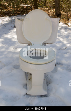 Alte WC sitzen im Schnee Stockfoto