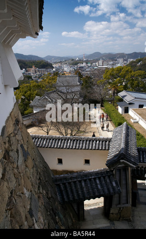 Ein Blick über die Mauern der Burg Himeji, Himeji, Japan Stockfoto