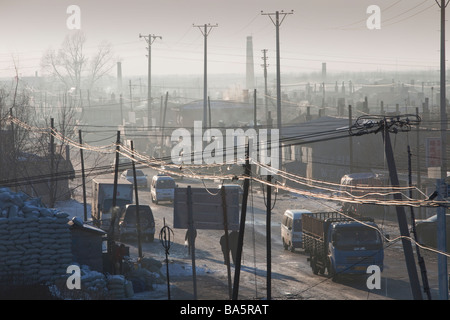 Schrecklich die Luftverschmutzung aus Kohlefeuer und Fahrzeuge hängt über Slums in Nordchina Suihua Stadt Stockfoto