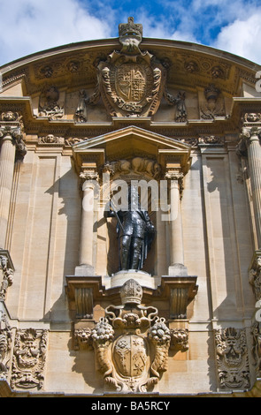 Oxford, England, Vereinigtes Königreich. Str. Johns Hochschule. Canterbury Quad (1631-36) Statue von König Charles I (von Hubert de Sueur - 1633) Stockfoto