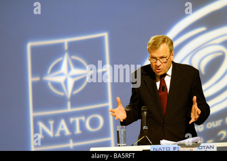 Ehemaliger NATO-Generalsekretär Jaap de Hoop Scheffer bei einer NATO-Konferenz in Straßburg, Frankreich. Stockfoto