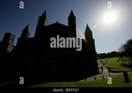 Stadt von Str. Davids, Wales. Westfassade Silhouette Blick auf das 12. Jahrhundert Str. Davids Kathedrale. Stockfoto