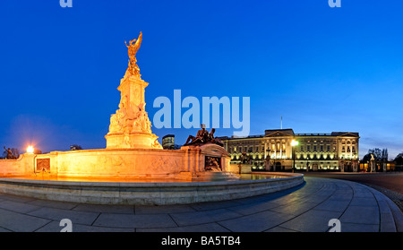 Buckingham Palast bei Nacht Ostfassade ist das Victoria Memorial auf der linken Seite im Vordergrund. Hochauflösende Panorama. Stockfoto