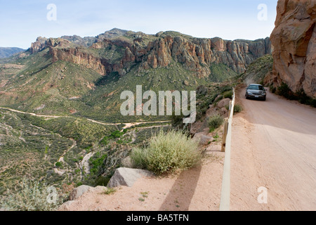 Touristen in einem Auto verhandeln der Schotterstraße, die viel von der Apache Trail östlich von Phoenix Arizona umfasst Stockfoto