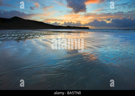 Dramatische Wolken und Sonnenuntergang über dem Strand entlang Cox Bay in der Nähe von Tofino einen Übergangsbereich des Clayoquot Sound UNESCO. Stockfoto