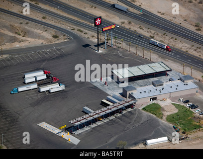 Luftaufnahme über Texaco LKW Truck Stop Gas Tankstelle entlang der interstate 10 Arizona Stockfoto