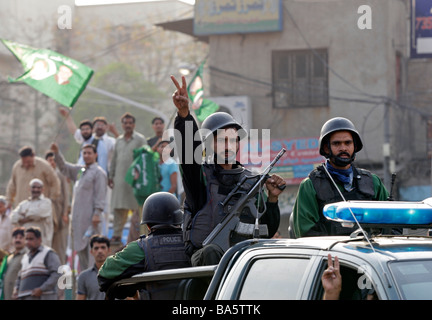 Polizei in Lahore Pakistan flash die Victory-Zeichen nach Massenprotesten, die unter der Leitung von ehemaligen Premierminister Nawaz Sharif. Stockfoto