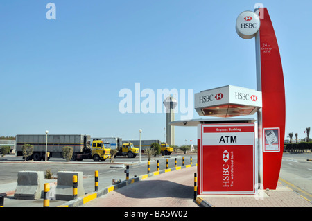 HSBC fährt durch Geldautomaten für Autofahrer und Parkplatz für Lastwagen auf dem King Fahd Causeway, der Bahrain mit Saudi-Arabien in Westasien verbindet Stockfoto