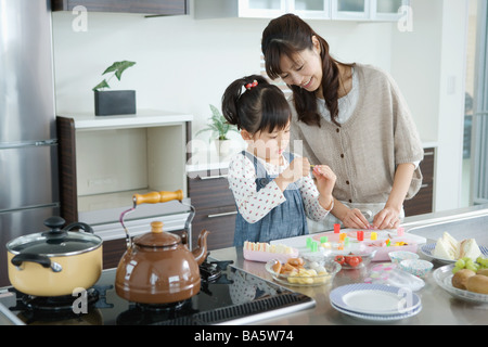 Mutter mit Tochter, die Zubereitung von Speisen Stockfoto