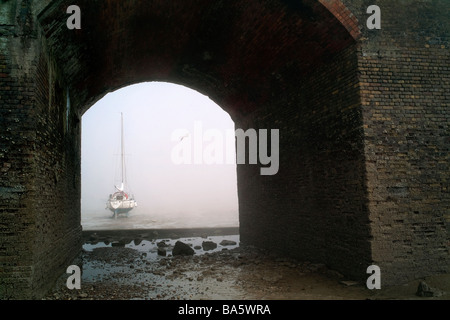 Seenebel im Hafen von Folkestone, Kent, England Stockfoto