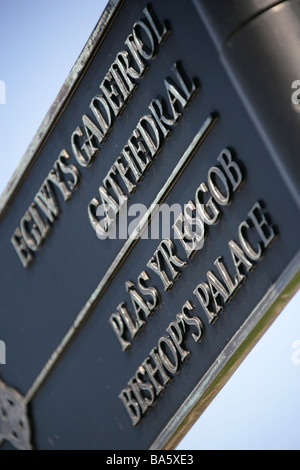 Stadt von Str. Davids, Wales. Abgewinkelt, nahe Ansicht von Walisisch und Englisch Sprache Richtung Wegweiser im Zentrum von St Davids. Stockfoto