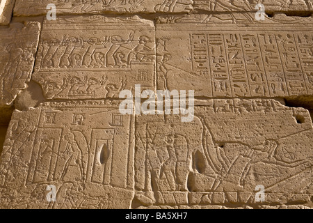 Ausschnitt aus der Ashkelon Wand zeigt die Stadt Ashkelon von Ramses II, Karnak Tempel, Luxor Ägypten angegriffen Stockfoto