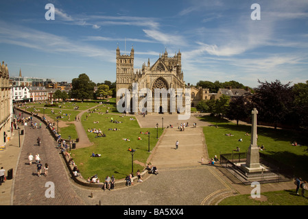 Die Westfassade der Kathedrale von Exeter und die enge, Devon, UK Stockfoto
