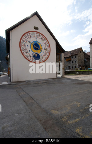 eine Uhr auf dem Platz in Pesariis, die kleine Stadt, die berühmt für die Uhrmacher des 18. Jahrhunderts bilden Stockfoto