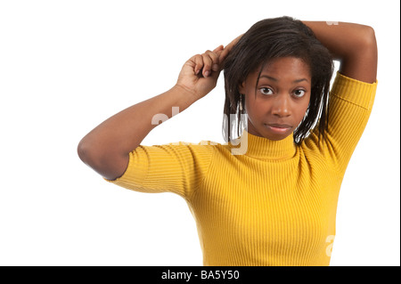Junge Frau von African American Ethnizität stehen mit Armen hinter ihrem Kopf Schuss Studioportrait Stockfoto