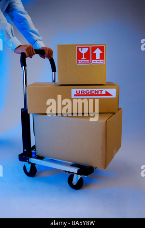 Mann mit Sackkarre-Boxen Stockfoto