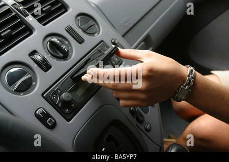 Auto drinnen Frau Hand Adapter-Kassette Auto Radio Kassette-Welle setzt im  detail keine Eigenschaft Version Fahrzeug Autofahren cockpit  Stockfotografie - Alamy