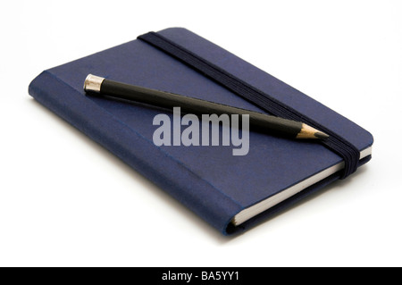 Blaues Notizbuch mit Bleistift auf weißem Hintergrund Stockfoto